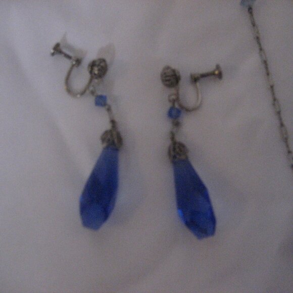 vintage blue glass wrap around necklace with matching drop screw on earrings - Picture 4 of 4